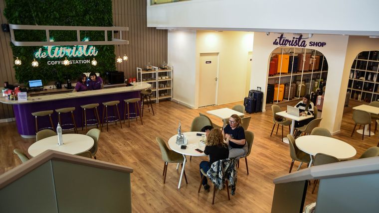 De Turista inauguró en Mendoza un formato único en la región, donde se combinan los servicios de una agencia con una cafetería de primer nivel.&nbsp;