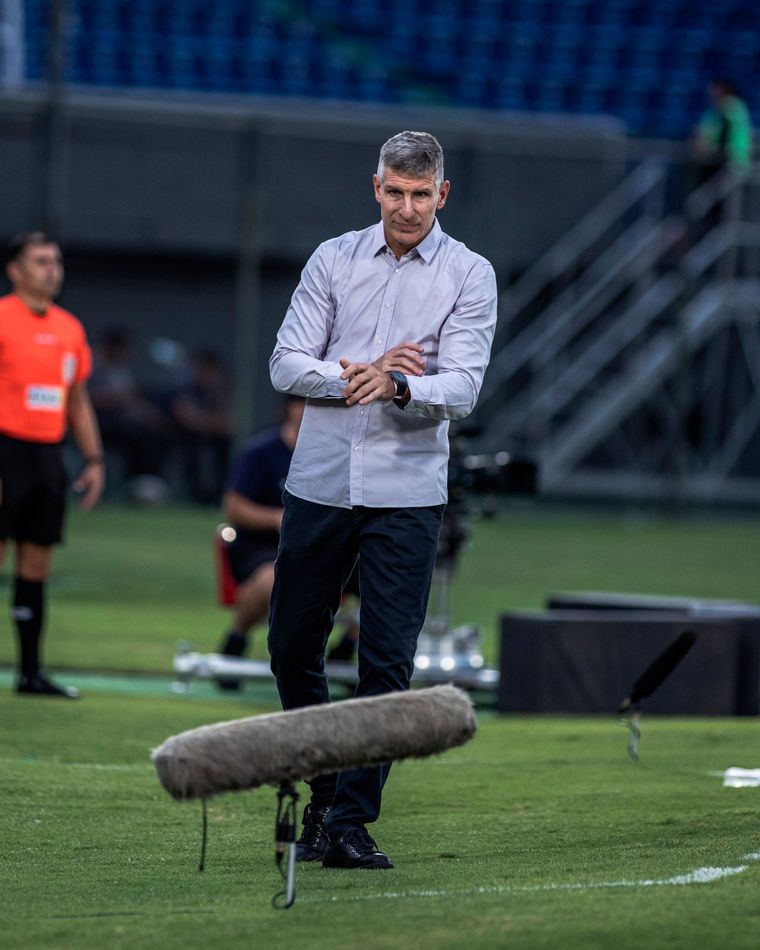 Palermo fue despedido de Olimpia tras el 0-4 ante Vélez. Foto: Prensa Olimpia