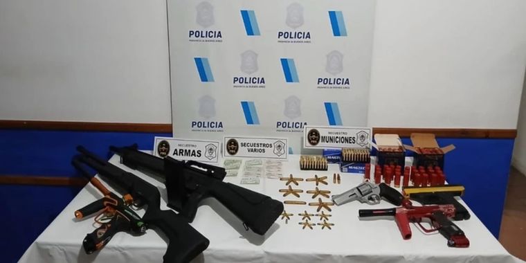 El arsenal secuestrado que tenía el hombre que atropelló y mató a un adolescente. Foto: 0223