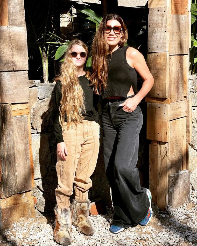 Flor de la V y su hija Bella comparten estilo y ¡botas! Foto: Instagram