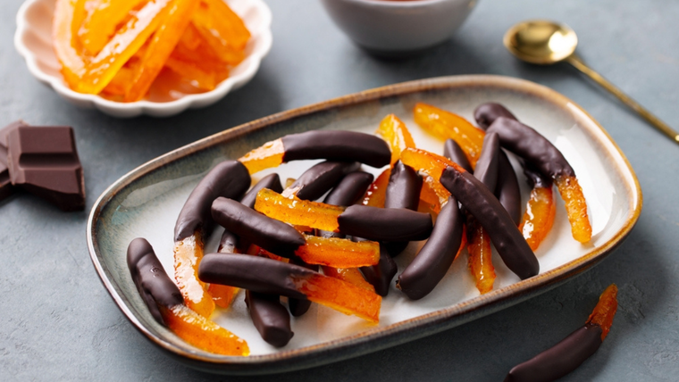 La técnica de confitar frutas se remonta a la Edad Media, cuando se usaba para conservarlas durante meses. La técnica de confitar frutas se remonta a la Edad Media, cuando se usaba para conservarlas durante meses.