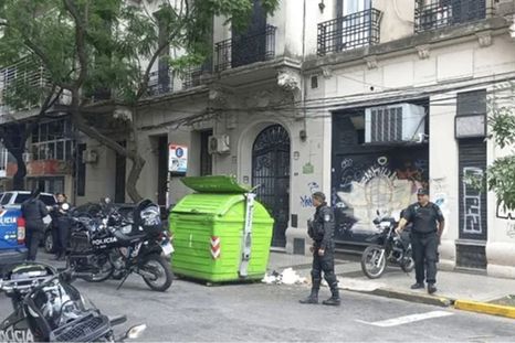 Un cartonero halló un antebrazo y la parte de una pierna dentro de uno de los contenedores. Foto: NA Un cartonero halló un antebrazo y la parte de una pierna dentro de uno de los contenedores. Foto: NA