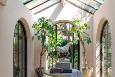 Un espacio bien iluminado, con plantas y que conecte con el patio o jardín es una excelente alternativa para refrescar el hogar. Créditos: Farrow & Ball y James Merrell.