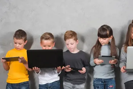La mediación constante de las pantallas y la lógica del consumo rápido de contenidos están reconfigurando la forma en que las personas. La mediación constante de las pantallas y la lógica del consumo rápido de contenidos están reconfigurando la forma en que las personas.
