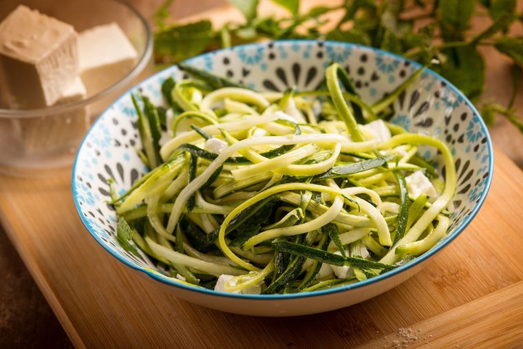 Esta receta de espaguetis de zucchinis se sirve tanto fría como caliente, perfecta para comidas de verano. Esta receta de espaguetis de zucchinis se sirve tanto fría como caliente, perfecta para comidas de verano.