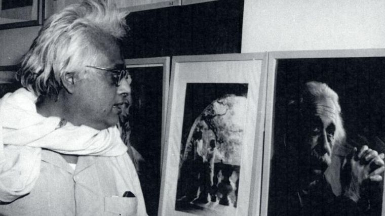 Aunque colaboraron y se conocieron, Bose y Einstein no se tomaron fotos juntos. Aquí Bose mirando una foto de Einstein en 1953.