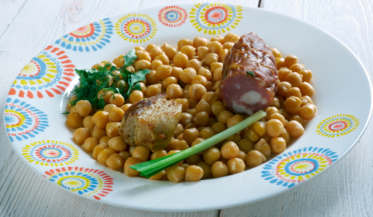 Cada familia conserva su propia versión de la receta, ajustando proporciones y tipos de carne según la tradición local.