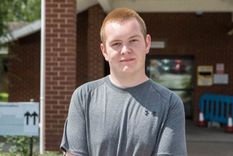 Adam aún no ha recibido la vacuna contra la covid debido al pánico severo que experimenta cada vez que lo intenta. Foto: BHASKER SOLANKI Foto: BHASKER SOLANKI