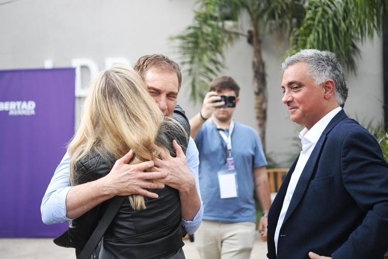 El abrazo entre Karina Milei y Diego Santilli, junto a Sebastián Pareja El abrazo entre Karina Milei y Diego Santilli, junto a Sebastián Pareja