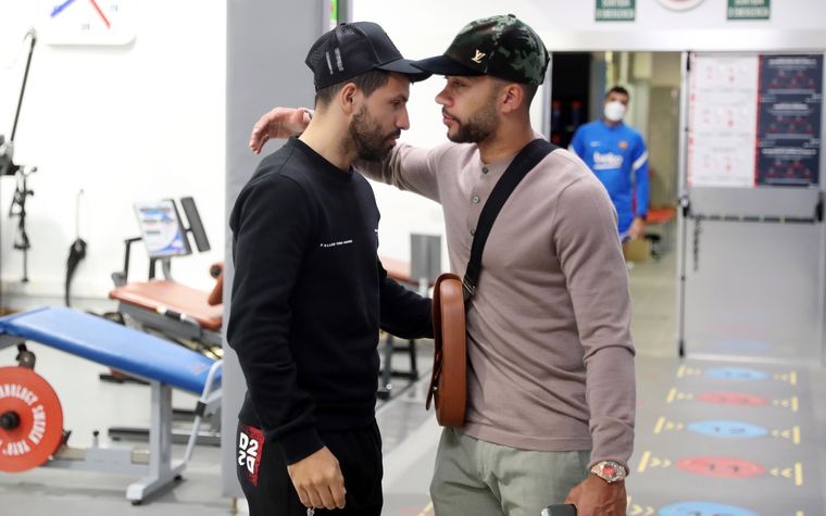 El Kun saluda a Memphis Depay en la Ciudad Deportiva Foto: FC Barcelona