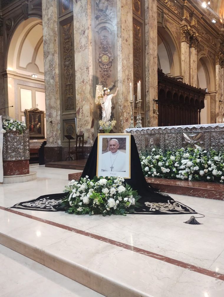 Este martes continúan los homenajes por la muerte del papa Francisco con una misa interreligiosa en la Catedral Metropolitana y una sesión especial en la Cámara de Diputados. Foto: Nicolás Palermo/MDZ