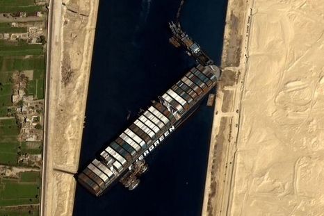 Al ser una de las principales arterias económicas del mundo, el estancamiento del carguero Ever Given ha tenido una serie de consecuencias económicas. Foto: GETTY IMAGES