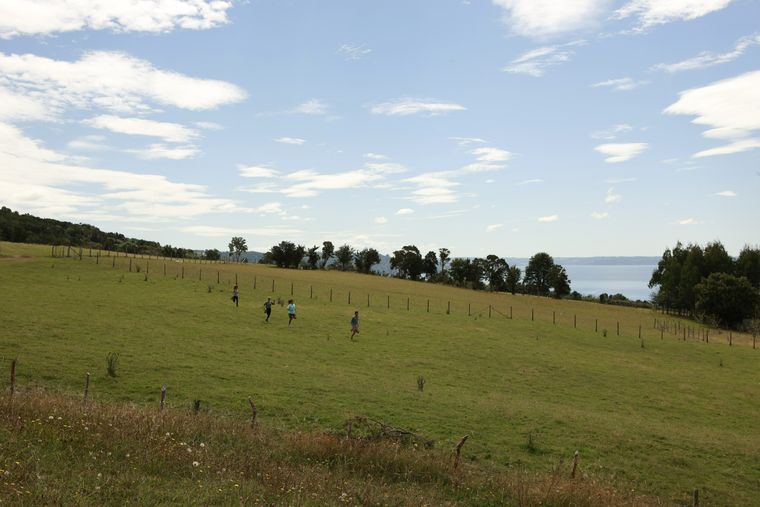 Esta isla del sur de Chile combina bosques, mar y una tradición oral que sigue muy presente en la vida del archipiélago.