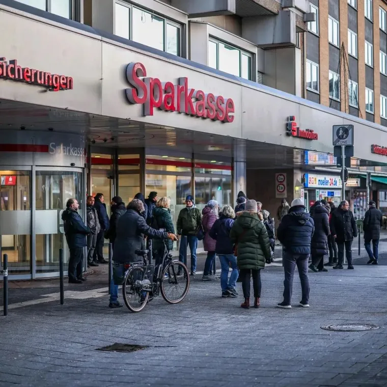 Los clientes del Banco Sparkasse se acercaron a la sucursal para reclamar medidas tras el millonario robo. 