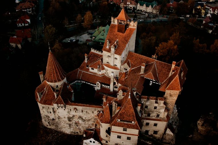 El famoso castillo de Drácula, ubicado en Rumania, está rodeado de misterios. Foto: bran-castle.com