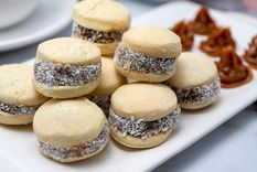 Receta fácil y rápida de alfajores de maicena con mucho dulce.