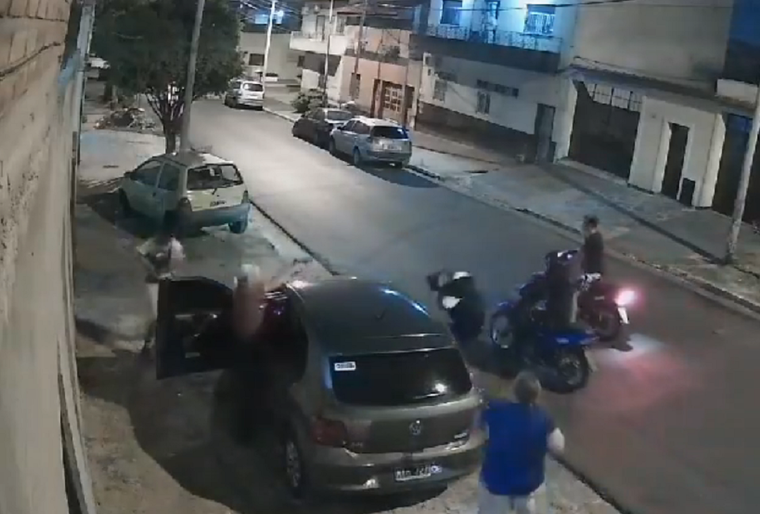 La policía defendiéndose Foto: captura de video