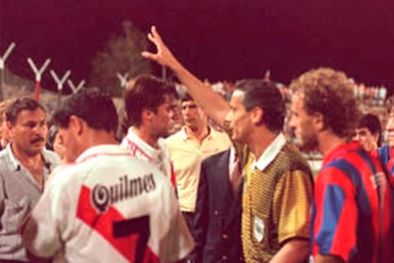 MDZol | Castrilli suspende el partido entre Huracán Corrientes y River, luego de que Bonano recibiera un proyectil en pleno partido, pero no anuló el gol del local. Lo hizo el Tribunal de Disciplina de la AFA días después. Foto: archivo