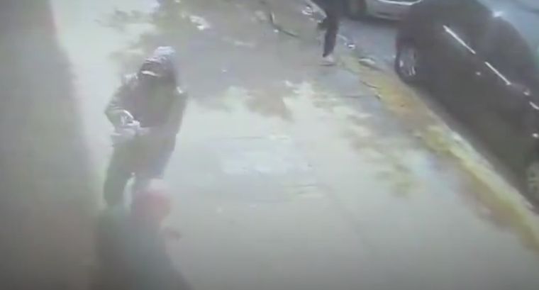 Ambos delincuentes resultaron heridos y quedaron detenidos. Foto: Captura de video