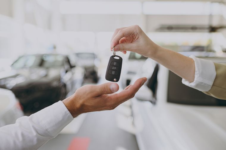 Muchos problemas legales se pueden evitar si uno sabe cómo actuar a la hora de hacer una transferencia de un auto. Foto: Shutterstock