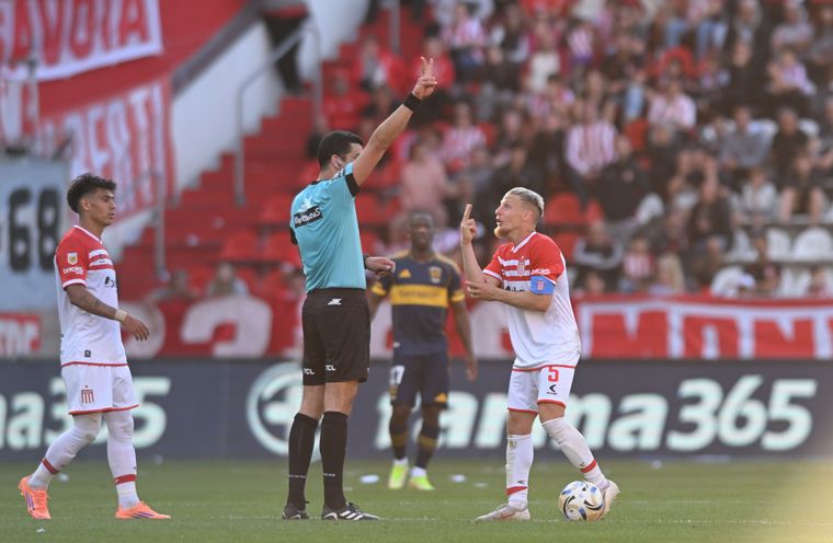 Julián Ascacíbar, volante del Pincha, le reclama al árbitro Leandro Rey Hilfer durante Estudiantes-Boca.&nbsp;