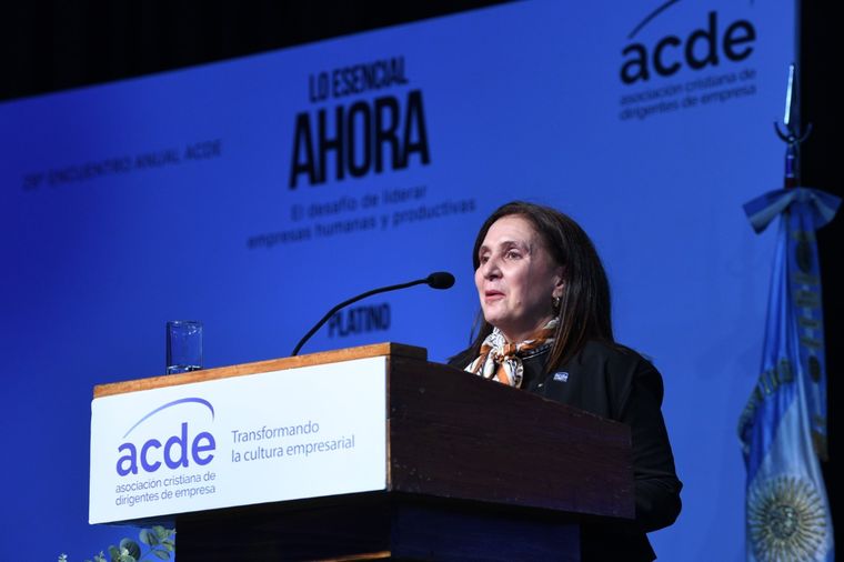 La jornada comenzó con una apertura a cargo de Alejandra Ferraro, presidenta del Encuentro Anual ACDE y directora global de Recursos Humanos de Accenture. La jornada comenzó con una apertura a cargo de Alejandra Ferraro, presidenta del Encuentro Anual ACDE y directora global de Recursos Humanos de Accenture.
