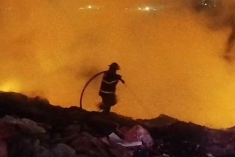 El incendio provocó una impactante columna de humo que complicaba la visibilidad en la zona El incendio provocó una impactante columna de humo que complicaba la visibilidad en la zona