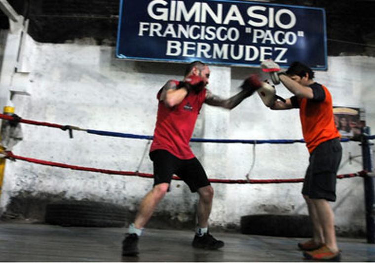 Rocky Flores (derecha) entrenando a uno de sus boxeadores amateur. Foto: Pachy Reynoso/MDZ