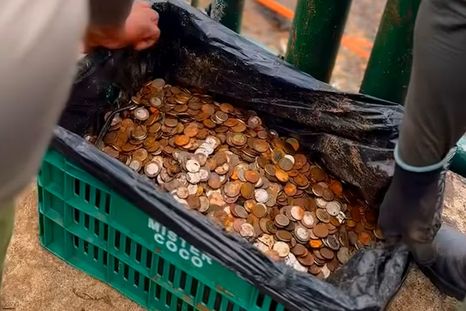 Un operativo de limpieza realizado en el sector brasileño del parque Iguazú, encontraron cerca de 400 kilos de monedas arrojadas por turistas. Un operativo de limpieza realizado en el sector brasileño del parque Iguazú, encontraron cerca de 400 kilos de monedas arrojadas por turistas.