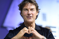 Tom Cruise agradeciendo el apoyo y saludando por las fiestas en plena caída libre. Foto: The Chosunilbo JNS / Imazins / Gettyimages.ru