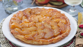 Cómo hacer esta receta de torta invertida de manzana sin horno súper fácil. Cómo hacer esta receta de torta invertida de manzana sin horno súper fácil.
