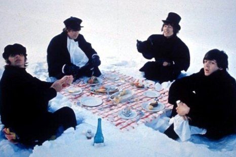 The Beatles, cuando filmaron Help, en 1965. Foto: Metro.