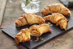 Admira estas croissants de jamón cocido y queso crujientes y suaves por dentro ¡son lo mejor de lo mejor! Admira estas croissants de jamón cocido y queso crujientes y suaves por dentro ¡son lo mejor de lo mejor!