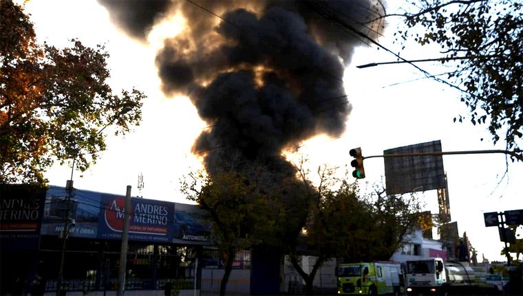 Grave incendio en el depósito de Zapata Goma, ubicado en Ciudad Foto: Rodrigo DAngelo / MDZ