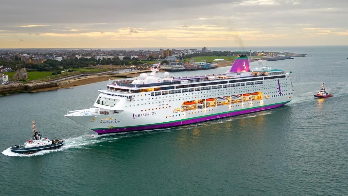 Lujo y contagio de norovirus en altamar: así es dormir en el crucero Ambition varado en Francia