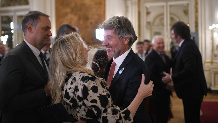 Abrazada como pidiendo ayuda, Karina Milei fue a buscar a Mahiques como operador judicial.&nbsp;