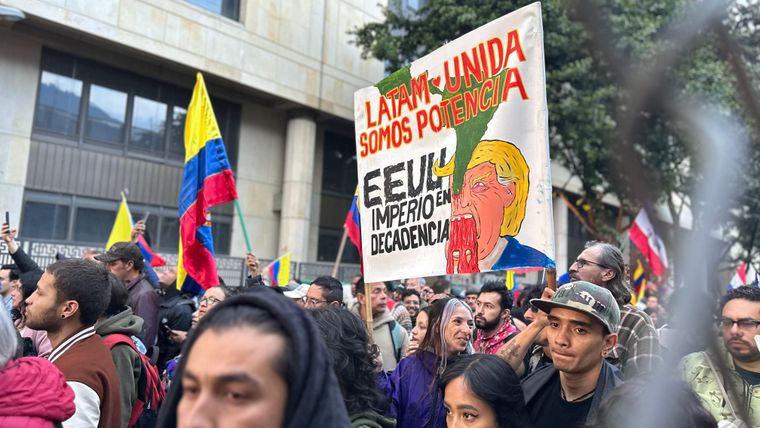 Miles de bogotanos prepararon pancartas condenando al gobierno de Donald Trump en EE.UU.