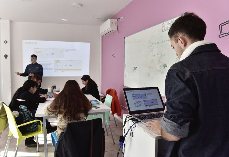 Los cursos gratuitos incluyen formación en ciberseguridad, videojuegos y diseño digital. Foto: Municipalidad de Godoy Cruz