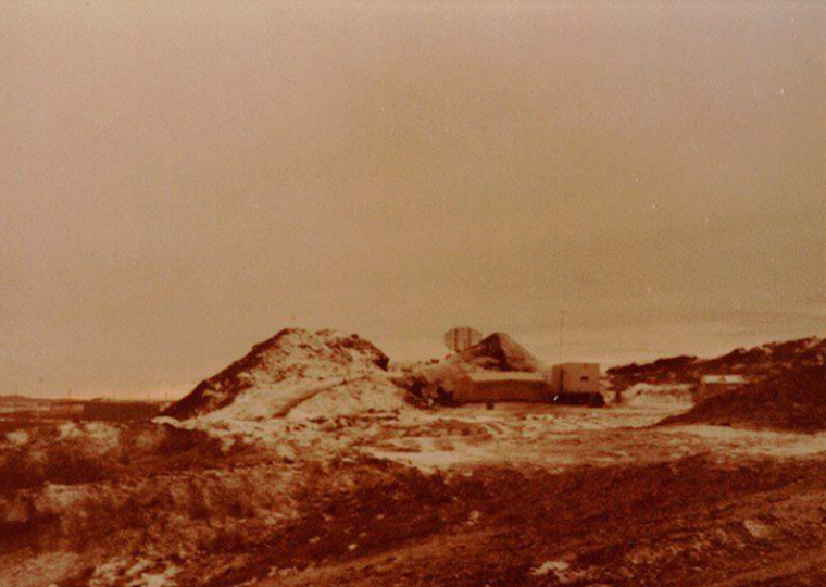 Posición del radar TPS 43 en las afueras de Río Grande, lindero con el barrio YPF, y cercano, aunque fuera de la Base Aeronaval Hermes Quijada. Posición del radar TPS 43 en las afueras de Río Grande, lindero con el barrio YPF, y cercano, aunque fuera de la Base Aeronaval Hermes Quijada.
