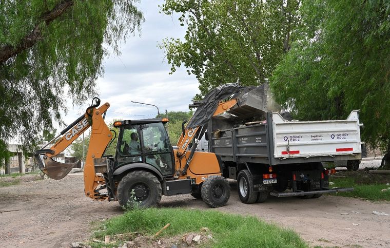 La Municipalidad de Godoy Cruz relocalizó a las familias y ahora desplegó un operativo de saneamiento.