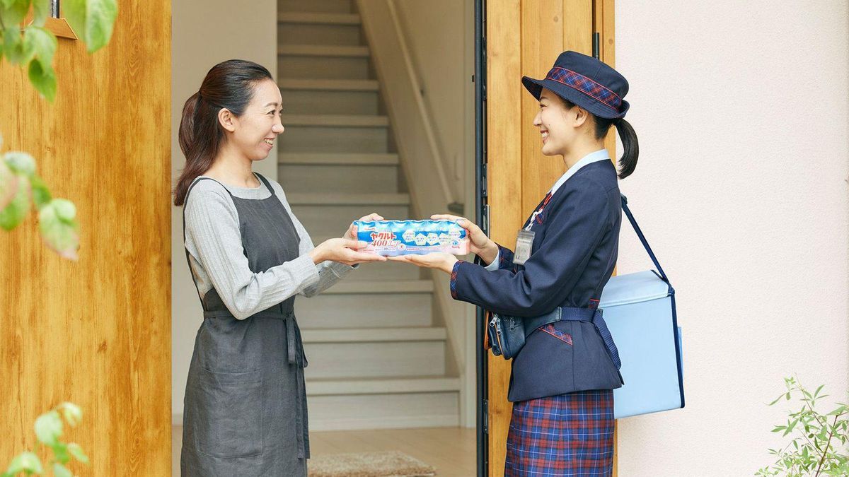 Las repartidoras de yogur que combaten la soledad en Japón, uno de los países más envejecidos del mundo