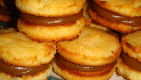 Endulzá tus meriendas con esta receta de alfajores de coco rellenos con dulce de leche.