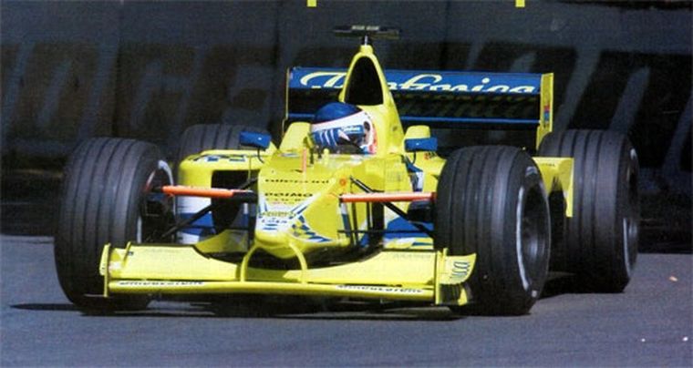 Gastón Mazzacane debutó en la Fórmula 1 en el Gran Premio de Australia 2000 con el equipo Minardi, largando 22º y abandonando en la vuelta 40 por problemas en la caja de cambios. 