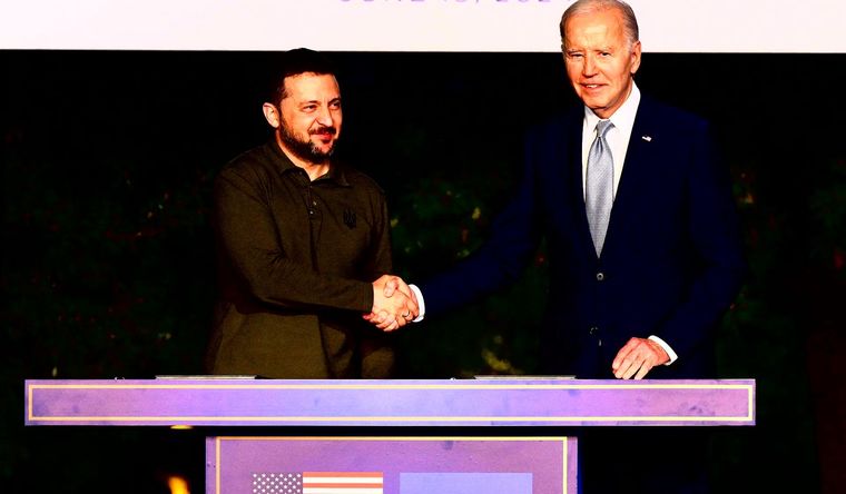 Zelenski y Biden, en la firma de un acuerdo de seguridad tras una reunión bilateral al margen de la cumbre del G7 en Savelletri (Brindisi), Italia. Foto: Efe.