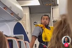 El azafato busca llamar la atención de los pasajeros antes del despegue del avión Foto: captura de video
