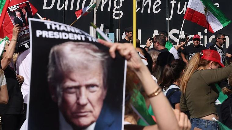 Manifestantes de la comunidad iraní en Los Ángeles, California, ondea banderas y pancartas con la imagen de Trump en apoyo a  los ataques contra Irán.