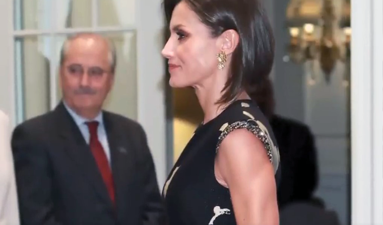 La reina Letizia siempre sabe cómo llevarse todas las miradas con sus atuendos. Foto: Vogue