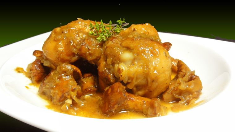 Un sabroso guiso de pollo a la cerveza nunca viene mal ¡al contrario! Te encantará.