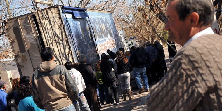 Esta mañana, en plaza Illía del barrio San Rafael, los vecinos hicieron fila para comprar. Foto: Agustín Mauricio/Mediamza.com