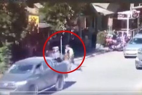 Brutal agresión policial a dos jóvenes Foto: captura de video